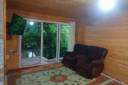 کلبه چوبی کنار رودخانه در جاده اسالم - گیجاو