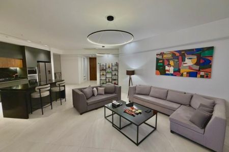 خانه بالکن دار نزدیک دریاچه چیتگر