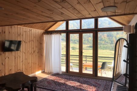 کلبه نزدیک دریاچه سراگاه