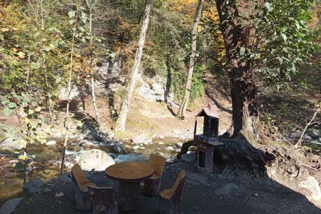 خانه ویلایی کنار رود در جاده اسالم