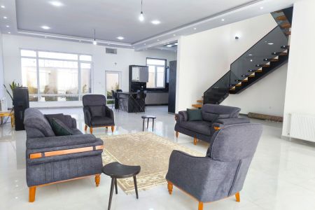 ویلا استخردار در چهارباغ - شهرک زعفرانیه - و ۲