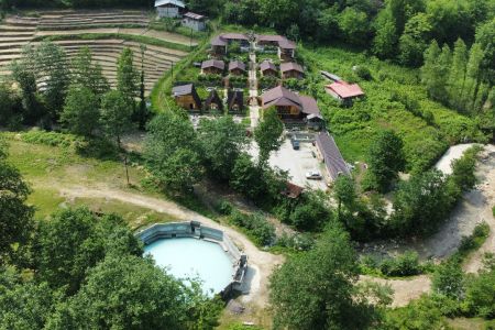 کلبه چوبی نزدیک آبگرم آزرو در بابل - بلوط