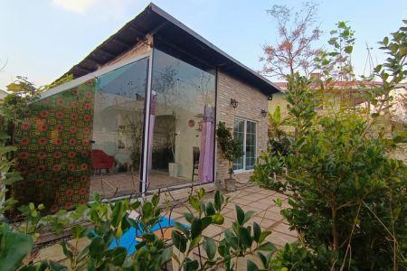 سوئیت دنج با دیوار شیشه ای در جیرده شفت