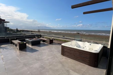 ویلا ساحلی با چشم انداز دریا در سرخرود