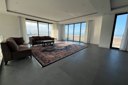 ویلا ساحلی با چشم انداز دریا در سرخرود