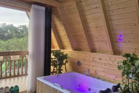 کلبه سوئیسی جکوزی دار در بابلکنار - هلی خال