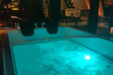 کلبه سوئیسی جکوزی دار در سراوان - کچا