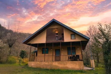 فیلا بتصمیم تقلیدی فی غابات اوتاکور