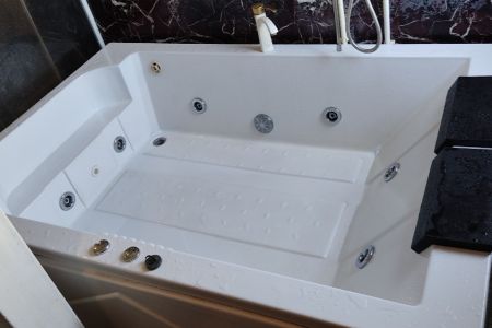 خانه با وان جکوزی در باغ بهادران