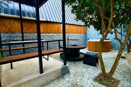 کلبه سوئیسی با جکوزی در محمود آباد