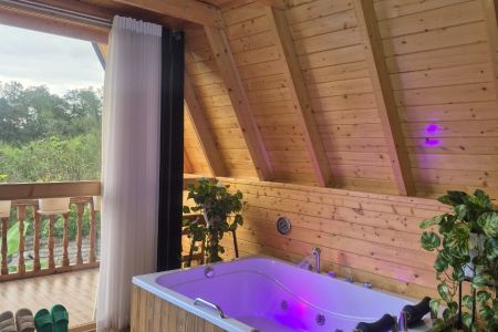 کلبه سوئیسی جکوزی دار در بابلکنار - هلیخال