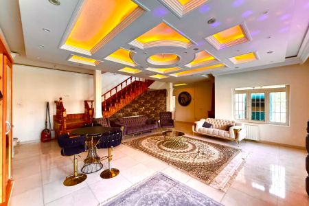 ویلا دوبلکس استخردار در چهارباغ - زعفرانیه