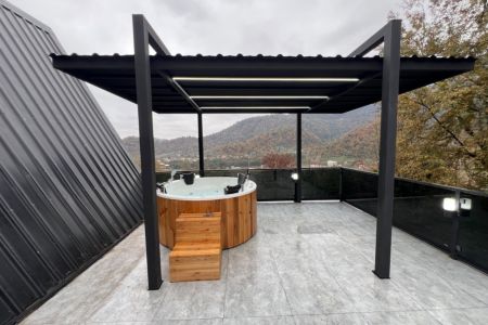 کلبه سوئیسی با جکوزی در طاسکوه