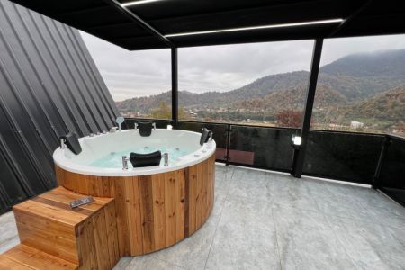 کلبه سوئیسی با جکوزی در طاسکوه