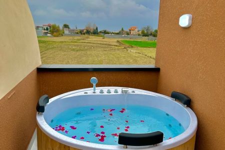 ویلای جکوزی دار با طراحی مینیمال در آمل