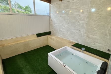 کلبه سوئیسی جکوزی دار در زیر آب - اتو