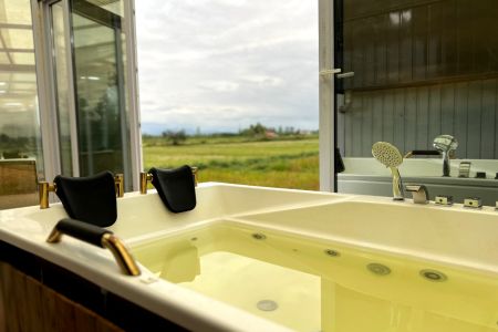 ویلا با وان جکوزی در خشکبیجار