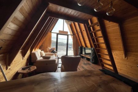 کلبه سوئیسی در نور