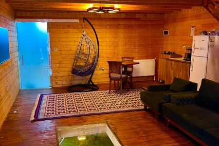 کلبه چوبی روی برکه در رامسر - سفید تمشک