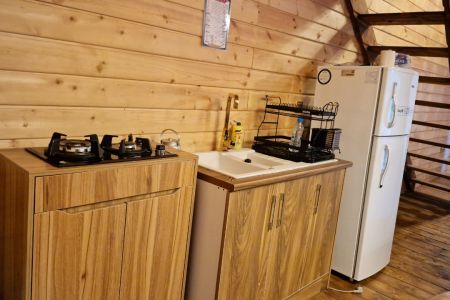 کلبه چوبی روی برکه در رامسر - سفید تمشک