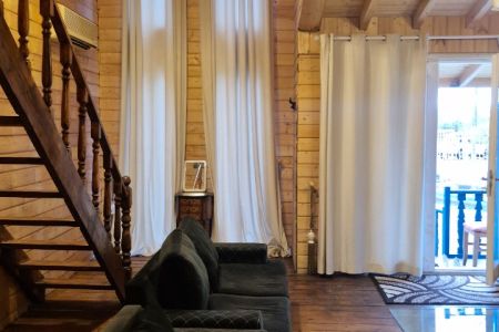 کلبه چوبی روی برکه در رامسر - سفید تمشک