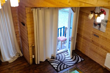 کلبه چوبی روی برکه در رامسر - سفید تمشک