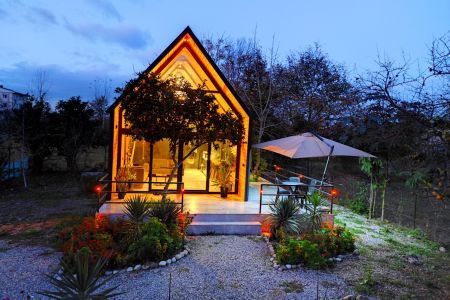 کلبه چوبی با نمای شیشه و فلز در ماسال - وشمه سرا