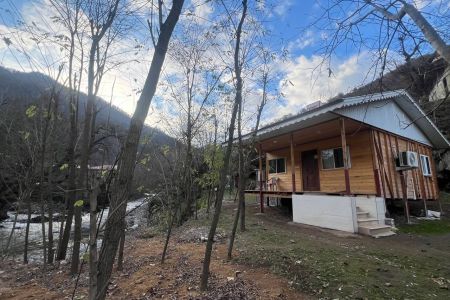 کلبه چوبی کنار رودخانه در ماسال - شالما