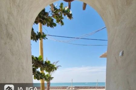 بومگردی چند قدمی ساحل دریا در هرمز - نخل