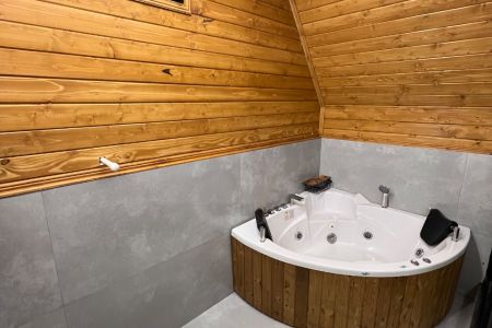 کلبه سوئیسی جکوزی دار در محمودآباد - سیارکلا