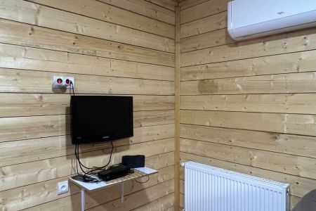 کلبه چوبی کنار رودخانه در شالما ماسال