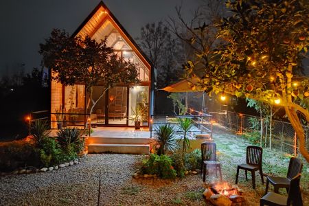 کلبه چوبی با نمای شیشه و فلز در ماسال - وشمه سرا