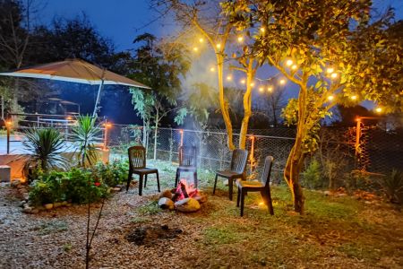 کلبه چوبی با نمای شیشه و فلز در ماسال - وشمه سرا