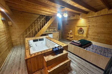 کلبه با جکوزی نزدیک آبگرم آزرو بابل - نمدار