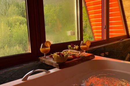 کلبه سوئیسی با جکوزی در دماوند - دهنار