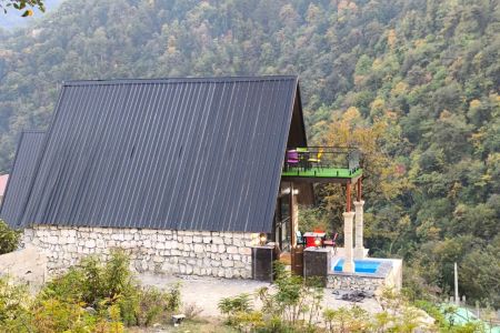 کلبه با حوضچه آبگرم در جنگل نور