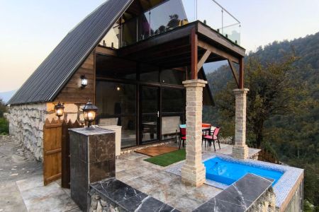 کلبه با حوضچه آبگرم در جنگل نور