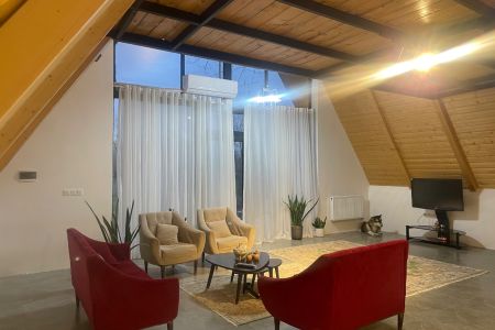 کلبه سوئیسی با تراسی دلباز در ماسال - قران