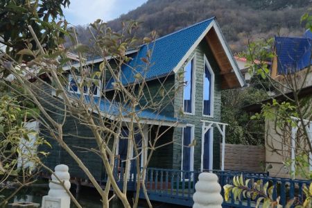 کلبه چوبی روی برکه در رامسر - سفید تمشک