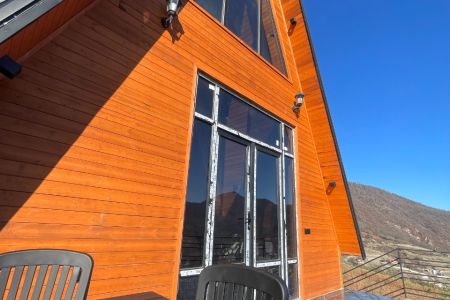 کلبه سوئیسی با ویو کوه در چمستان - لاویج