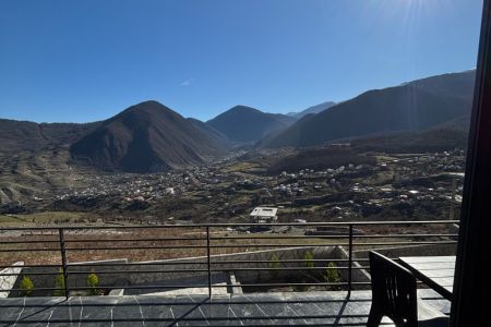 کلبه سوئیسی با ویو کوه در چمستان - لاویج