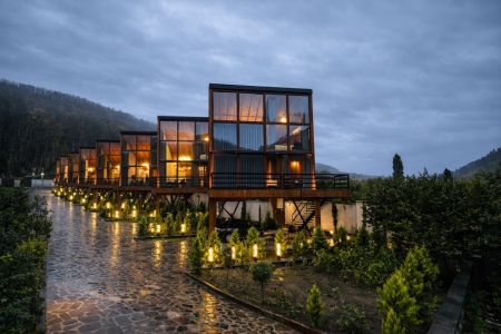 کلبه چوبی شیشه ای با جکوزی نزدیک لفور