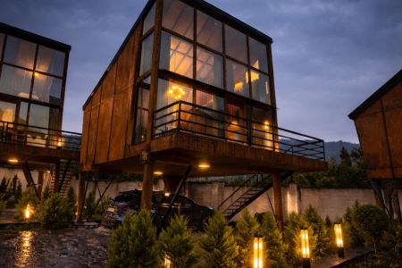 کلبه چوبی شیشه ای با جکوزی نزدیک لفور