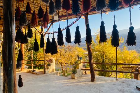 بوم گردی در دهدز - قلعه سرد - اتاق کاهگلی