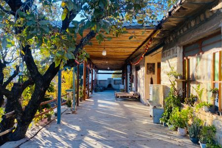 بوم گردی در دهدز - قلعه سرد - اتاق کاهگلی