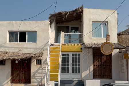 خانه با تراس رو به دریا در جزیره هرمز - ط۲