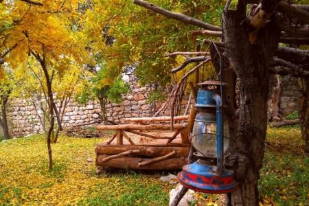 بوم گردی در دهدز - قلعه سرد - اتاق کاهگلی