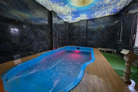 کلبه چوبی دوبلکس با حوضچه آبگرم در خمام