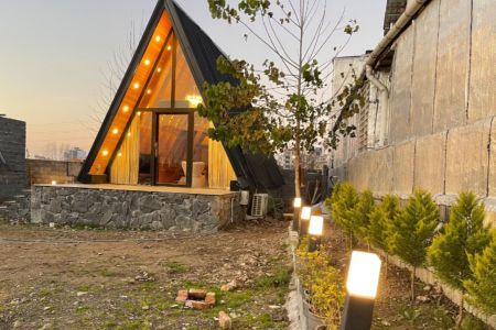 کلبه سوئیسی در نور