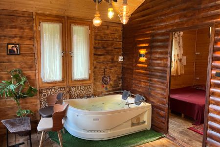 کلبه چوبی جکوزی دار در ماسال - وشمه سرا